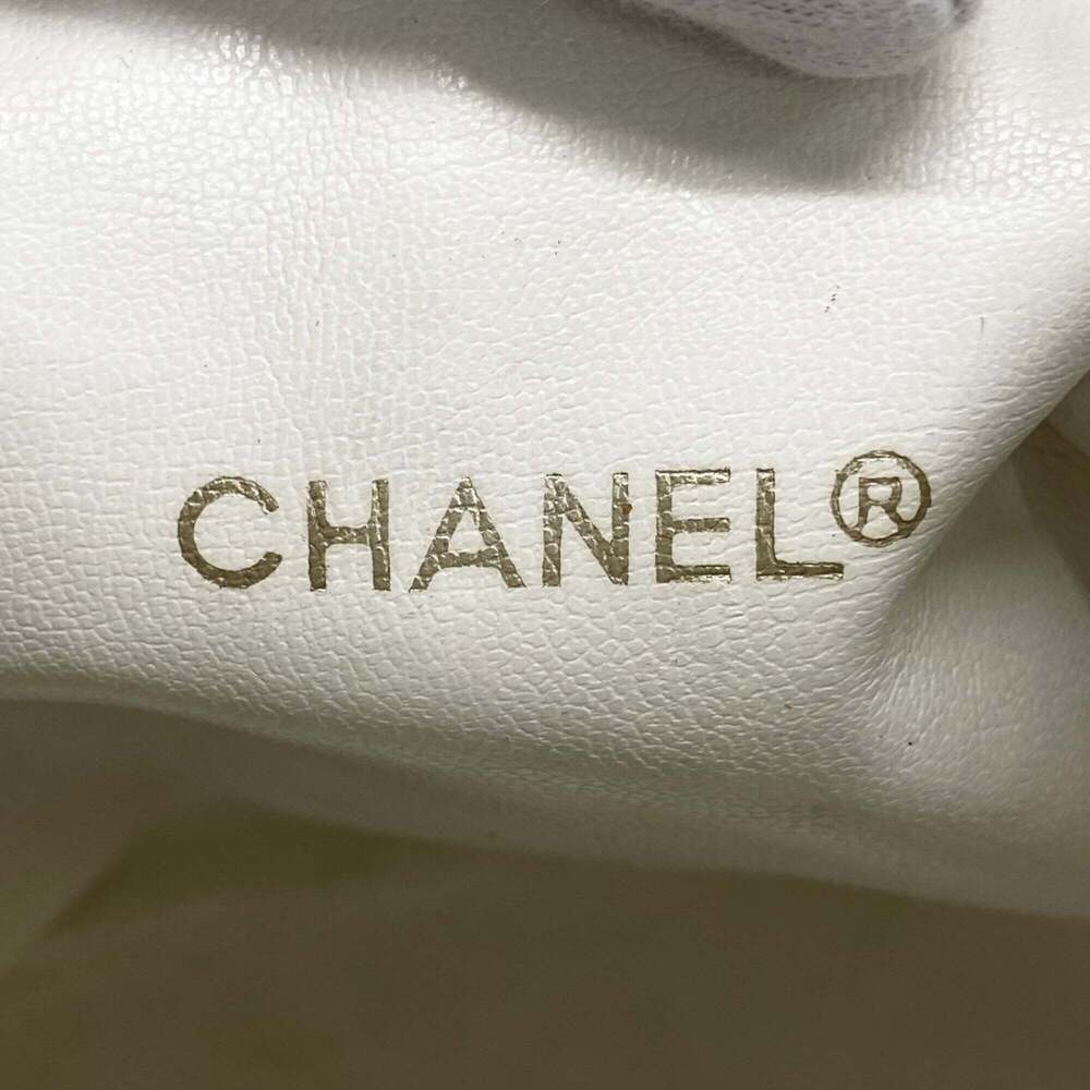 CHANEL White Leather Shoulder Bag - Picture 5 of 15